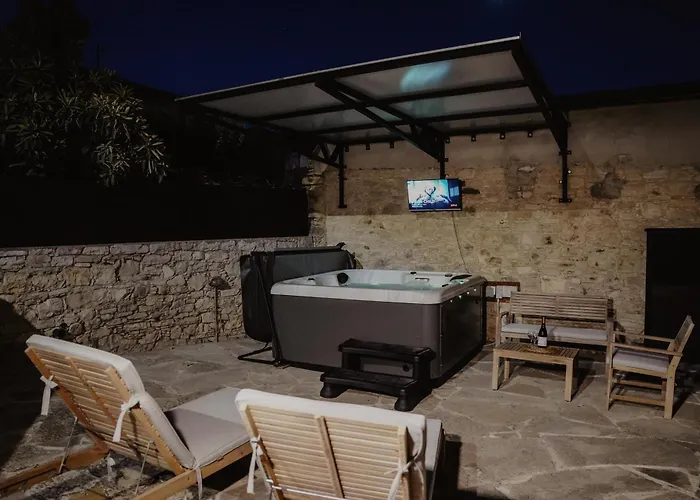 Вилла The Stonehouse With Private Bath Spas