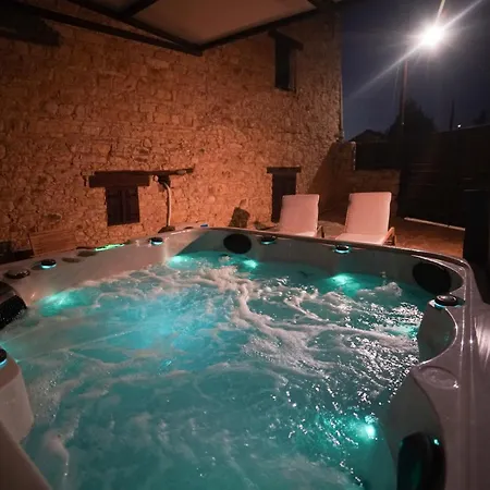The Stonehouse With Private Bath Spas