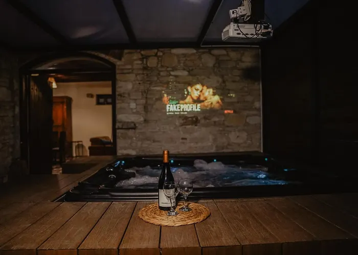 The Stonehouse With Private Bath Spas *