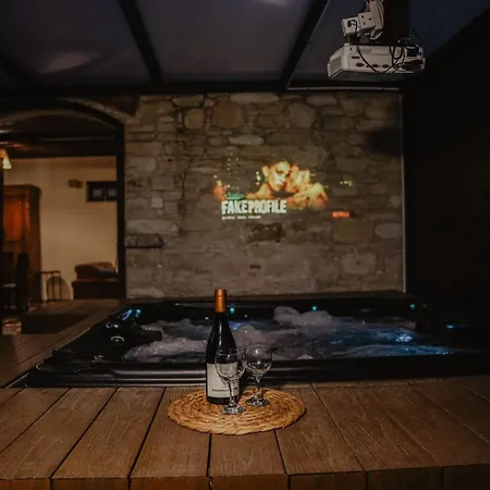 The Stonehouse With Private Bath Spas *