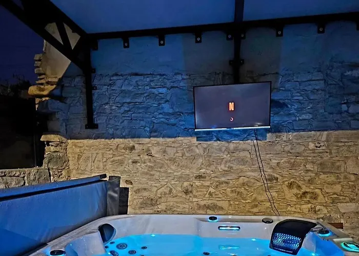 The Stonehouse With Private Bath Spas Villa *