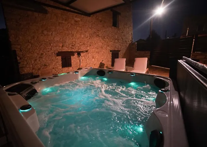 The Stonehouse With Private Bath Spas